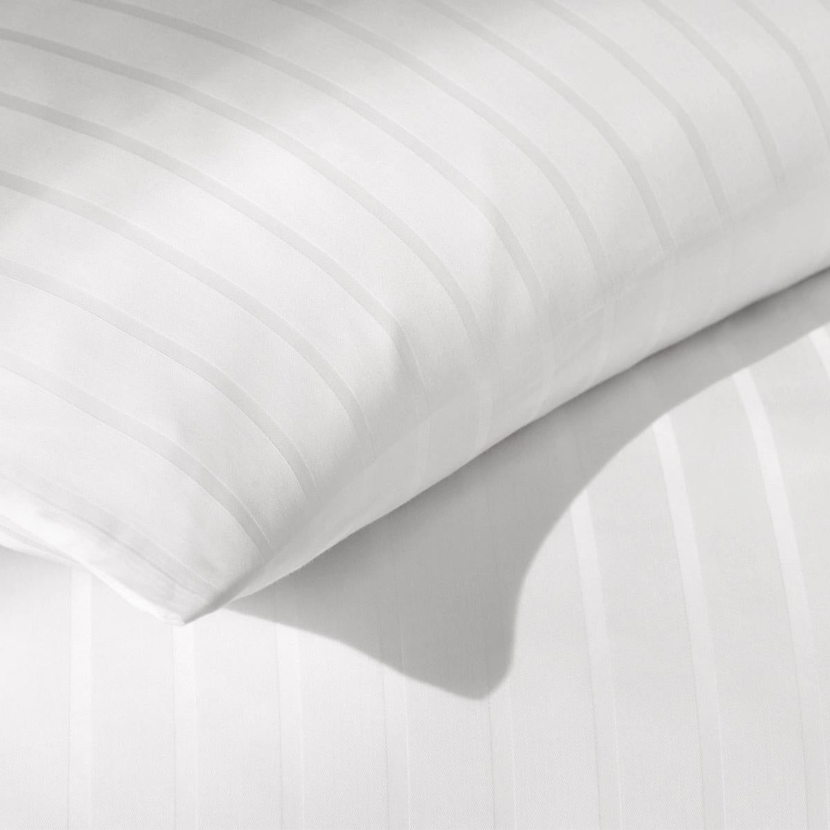 FBF Bettbezug "Lyon", Mako-Satin aus 100 % gekämmter Baumwolle, Weiß (mit Längsstreifen), 160x220cm